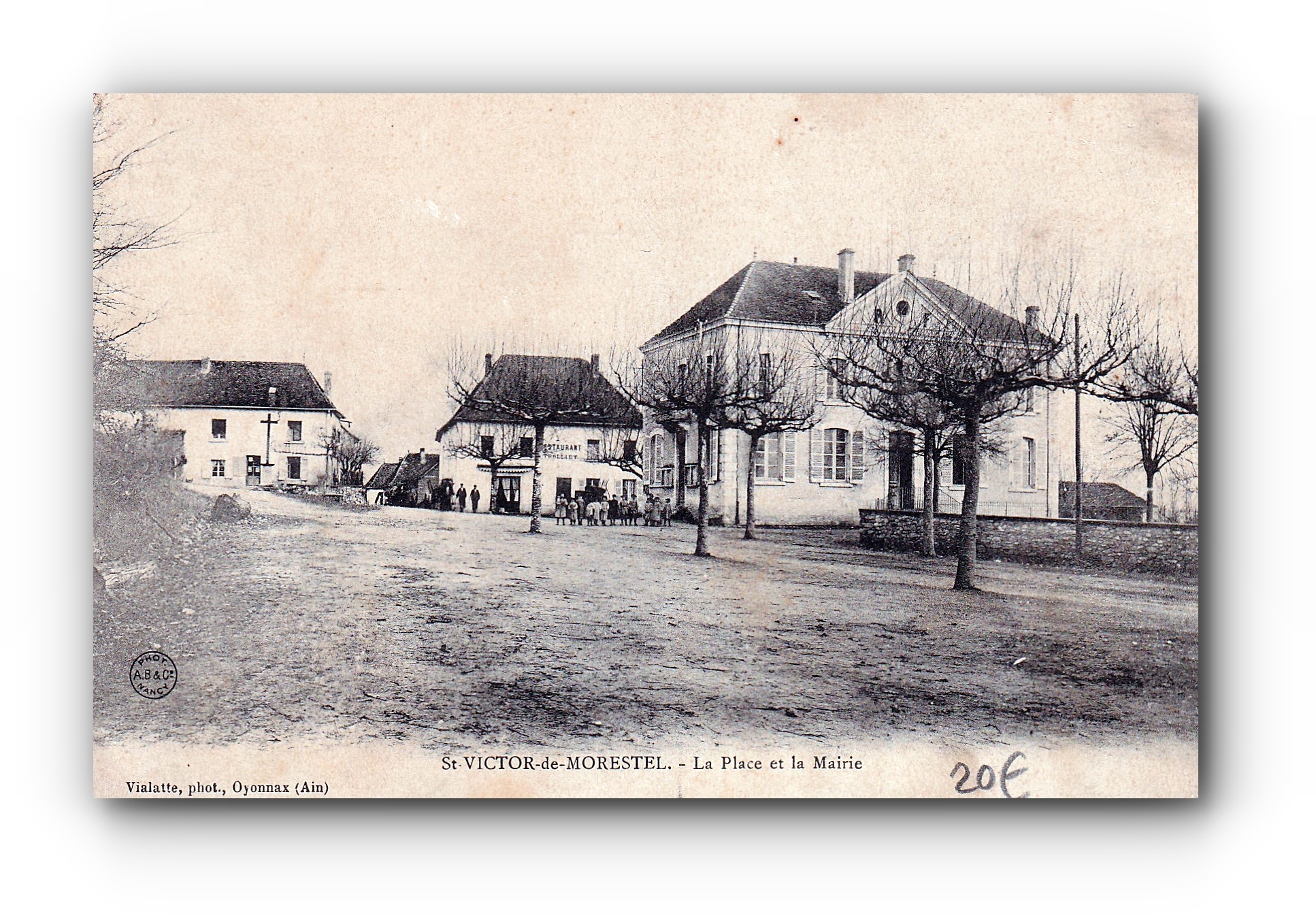 - La Place et la Mairie - St.VICTOR - de - MORESTEL - 18.07.1906 -