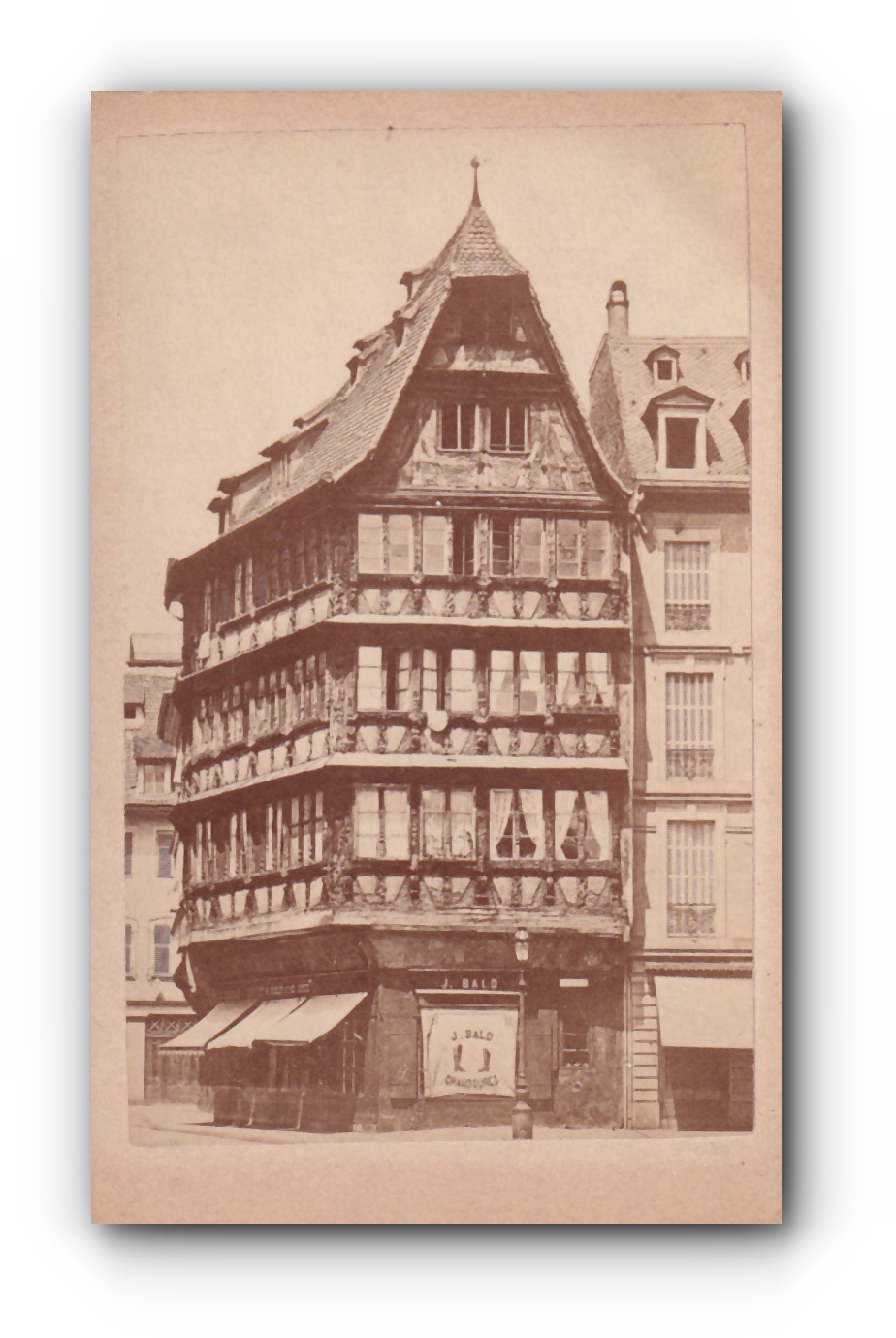 - Ältestes Haus am Münsterplatz - Hier soll Guttenberg gewohnt haben .