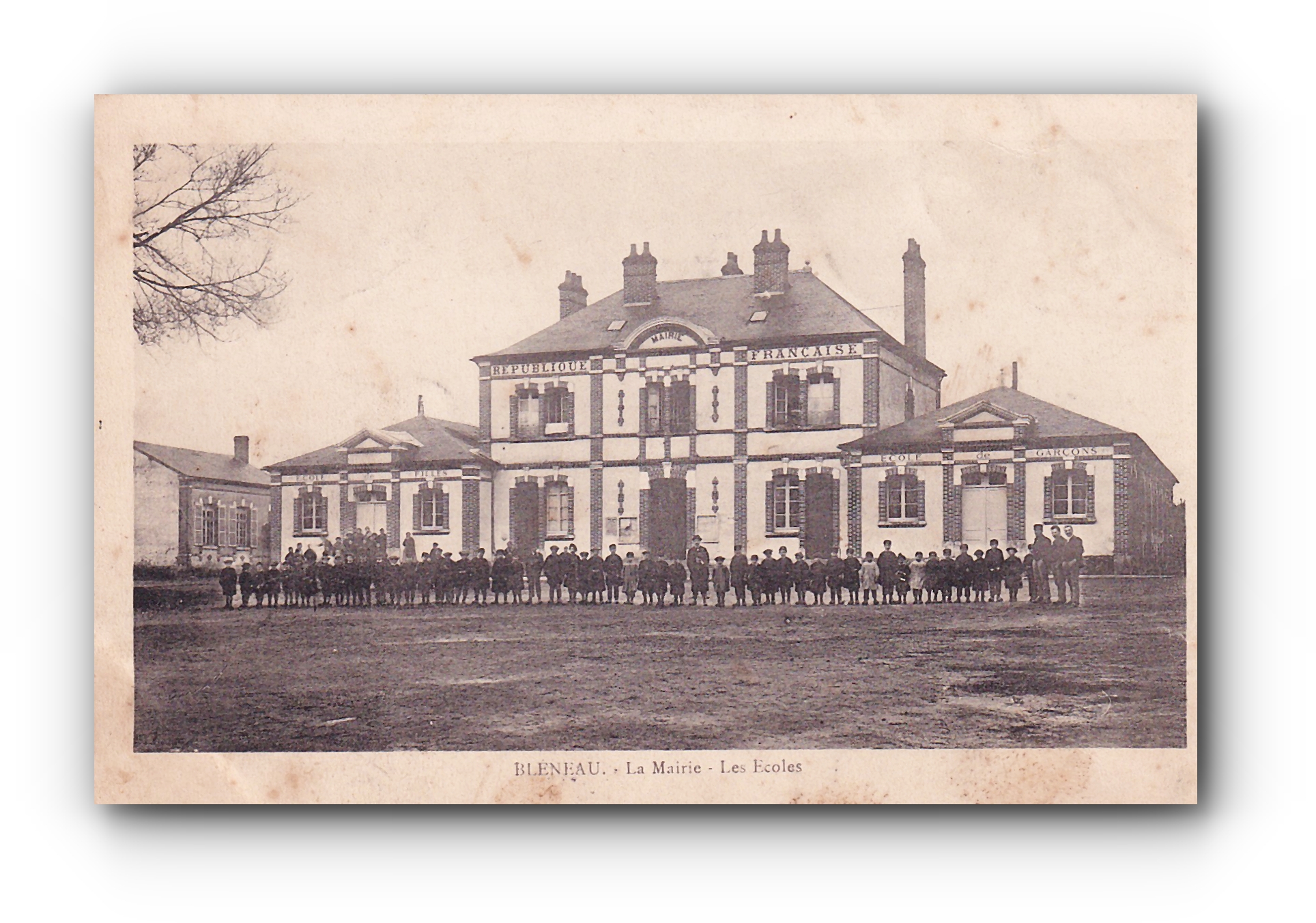 - La Mairie - Les Écoles -BLÉNEAU - 25.11.1904 -