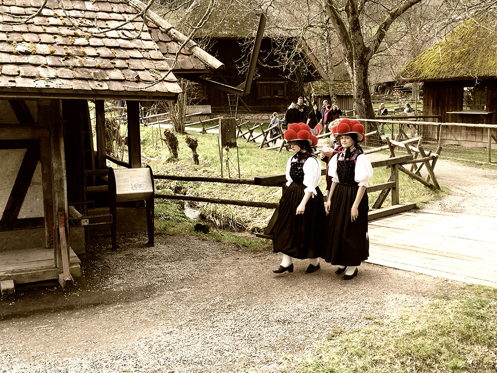 Schwarzwald Tracht Bollenhut in Gutach