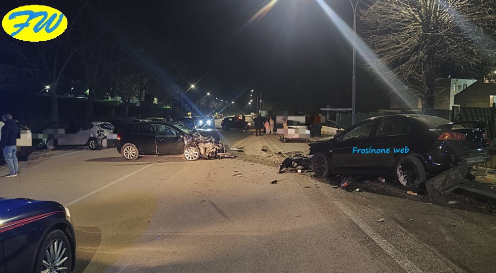 Distrugge tre Auto in Sosta
