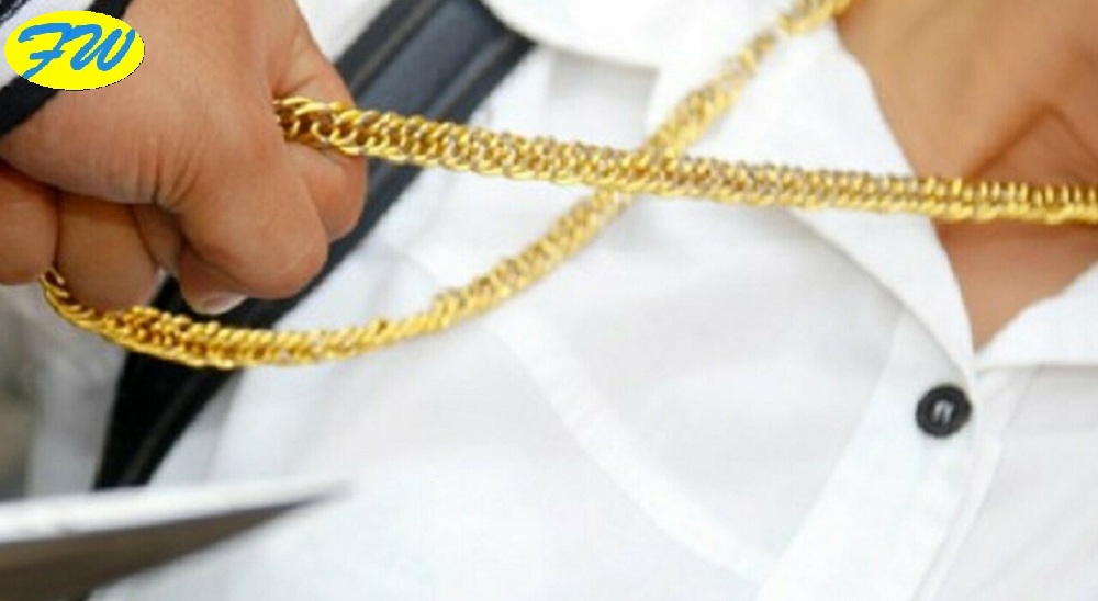 Le Ruba la Collana in Pieno Centro