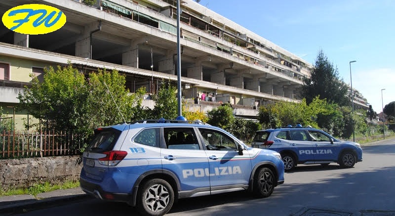 Collana Falsa. Coltello e Droga sotto la Gonna