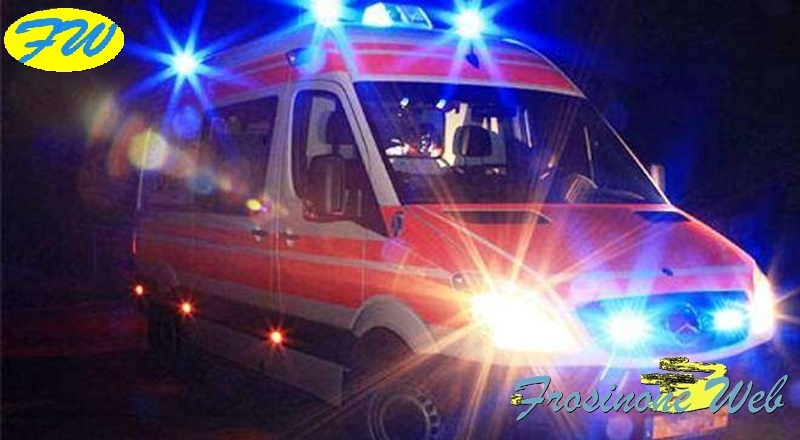 Perde il Controllo dell'Auto e Finisce Contro un Albero
