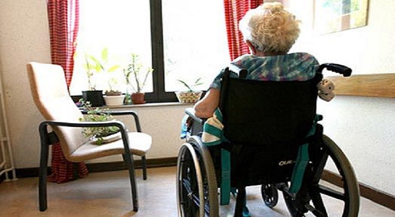 Con la Scusa di Accudirla le Svuotano il Conto