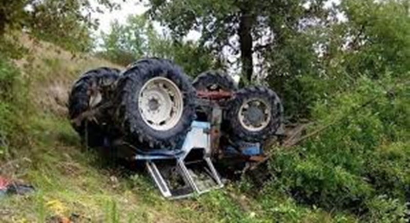17enne Ruba il Trattore e si Schianta