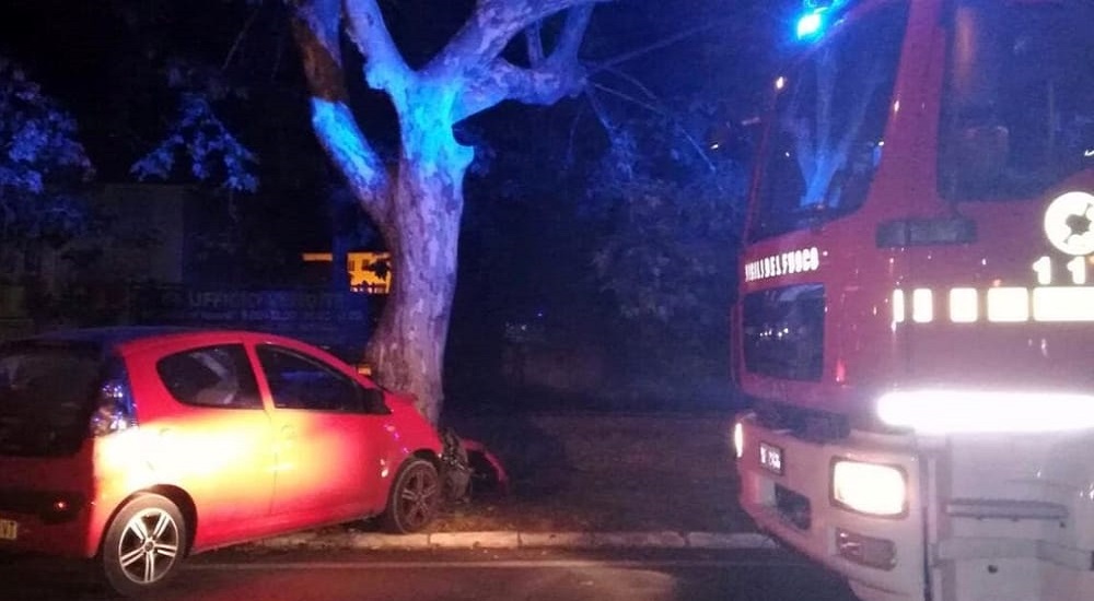 Senza Patente, Senza Assicurazione. Sbatte Contro un Albero e Incendia la Boscaglia