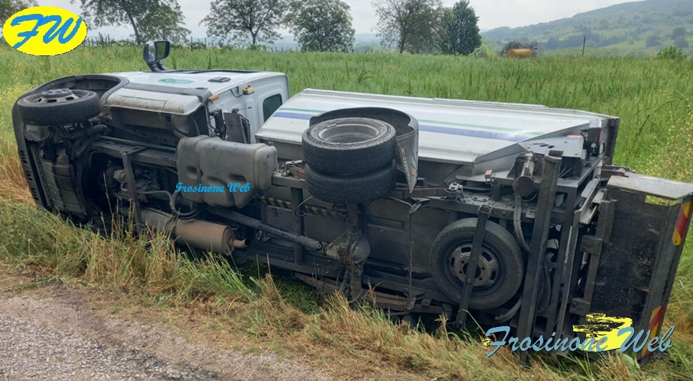 Autocompattatore Esce di Strada