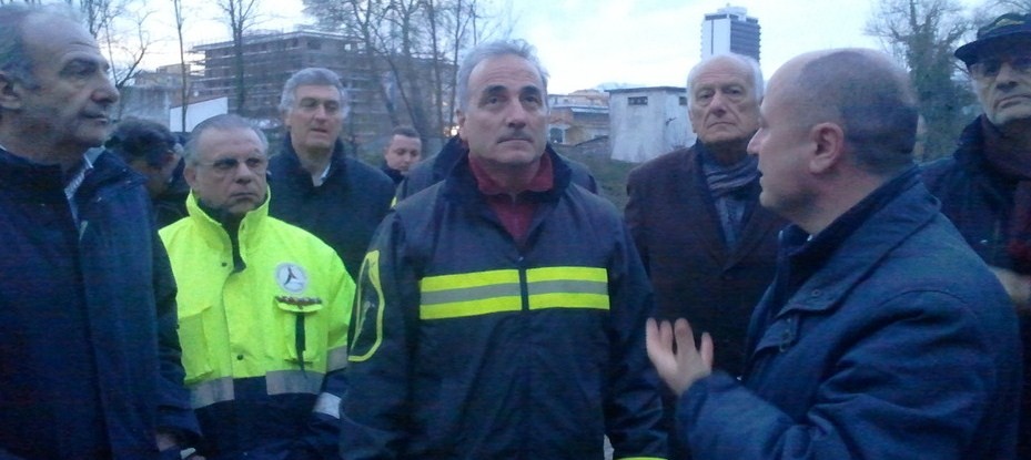 Frosinone. Il sindaco Nicola Ottaviani a confronto con i vigili del fuoco subito sopo l'episodio franoso del viadotto Biondi