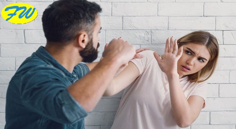 Mamma e Figlia Aggredite al Bar