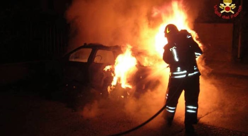 Due Auto In Fiamme nella Notte
