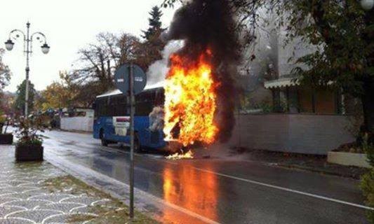 L'autobus in fiamme stamattina a Fiuggi
