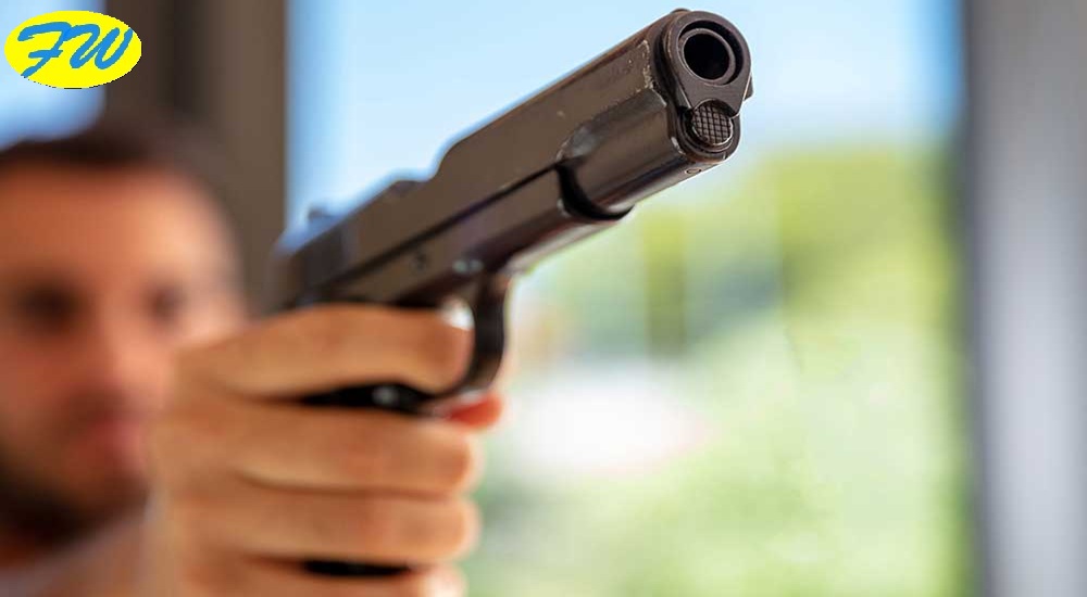 Lo Minaccia con la Pistola