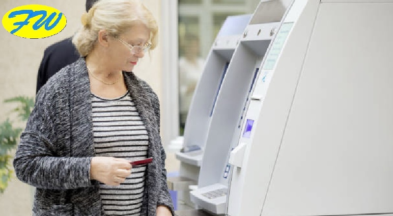 La Domestica Ruba il Bancomat e Preleva