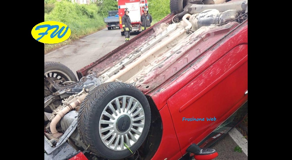 L'Auto si Ribalta e lei Rimane Incastrata all'Interno