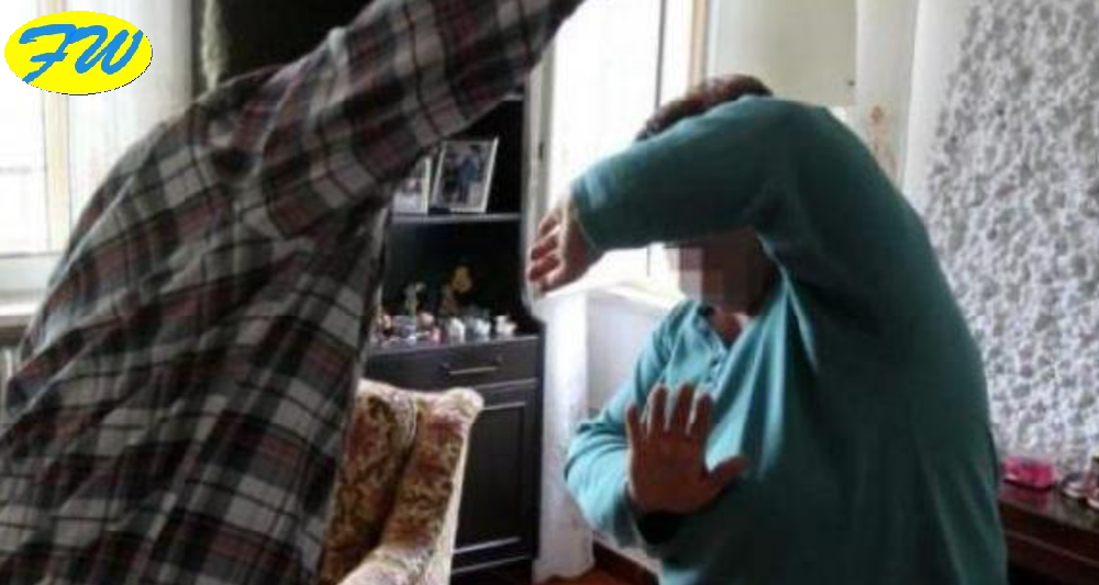 Ubriaco va dalla Madre e la Picchia