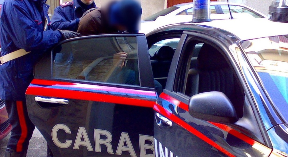 Le Scaglia Contro un Carrello della Spesa