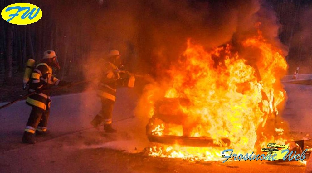 Auto Distrutta dalle Fiamme