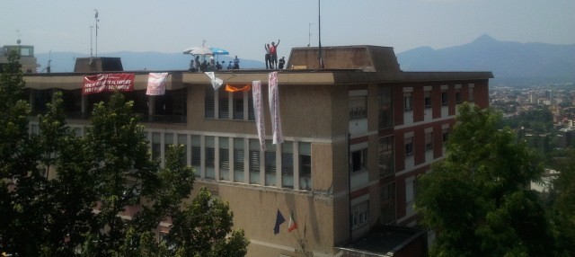 Ombrelloni, striscioni e operai in bilico sul perimetro della terrazza comunale (foto Frosinone Web)