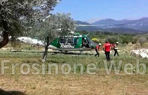 L'elicottero della forestale che ha portato in salvo il 74enne