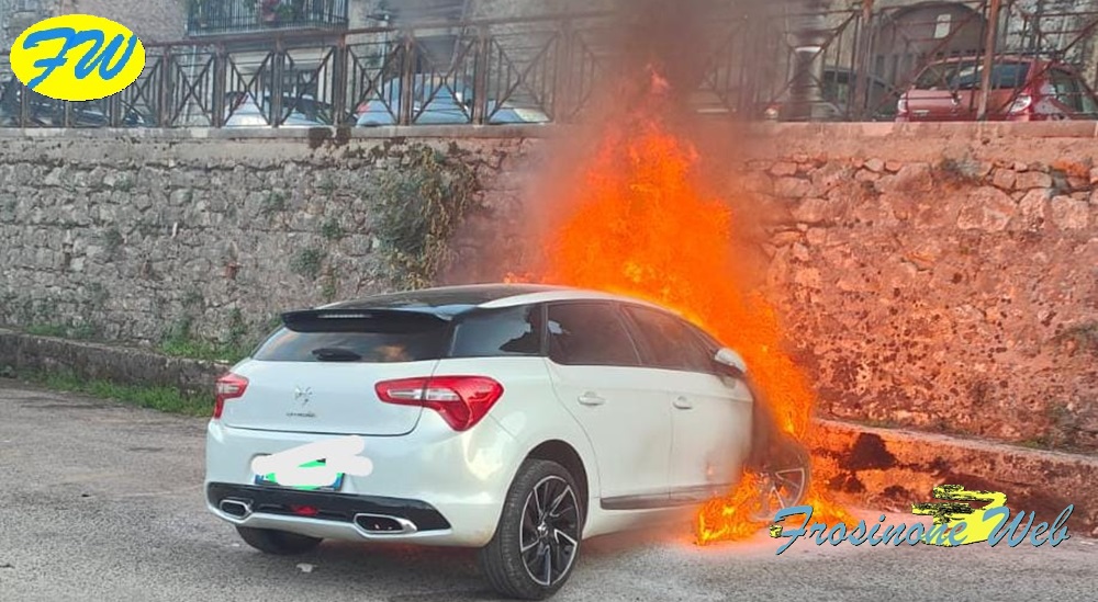 Auto a Fuoco. Indagano i Cc