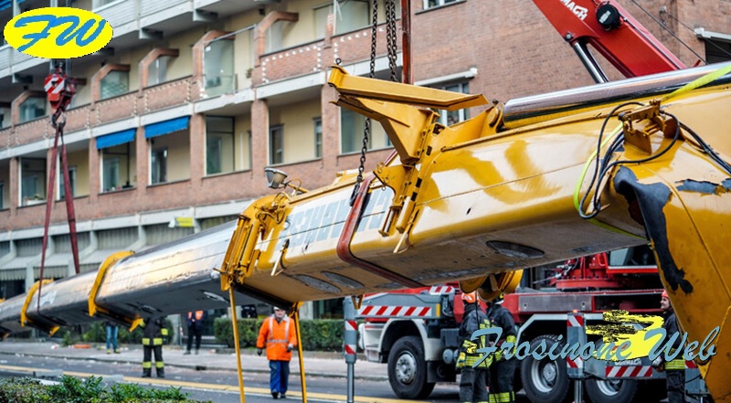 Crolla la Gru. Muore un Operaio