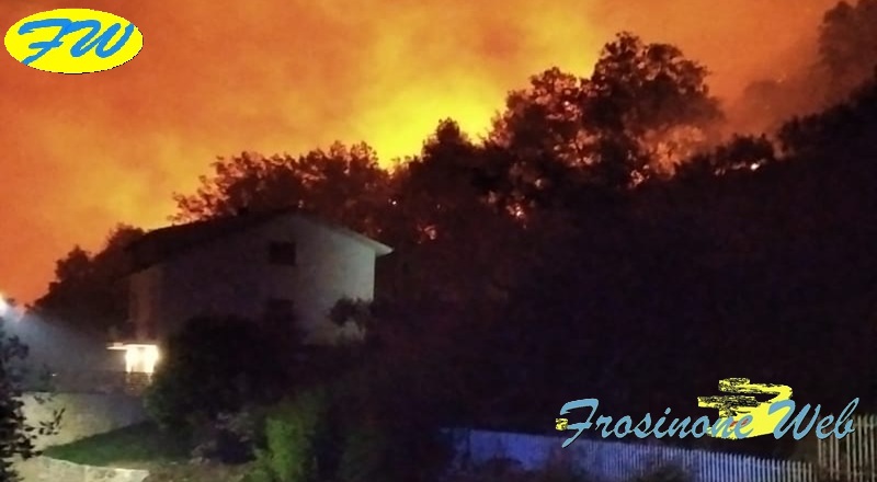 Incendio A Ridosso delle Case. Tre Famiglie Evacuate