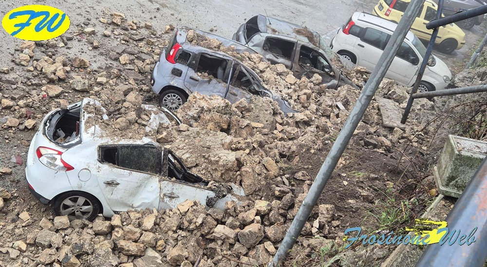 Muro Crolla sulle Auto in Sosta