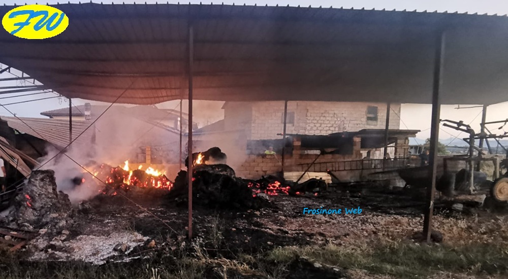Tettoia In Fiamme. Bruciano Legna e Fieno