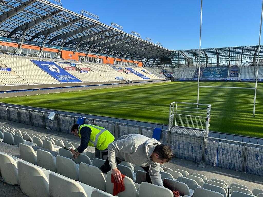 Nettoyage des sièges du Stade des Alpes