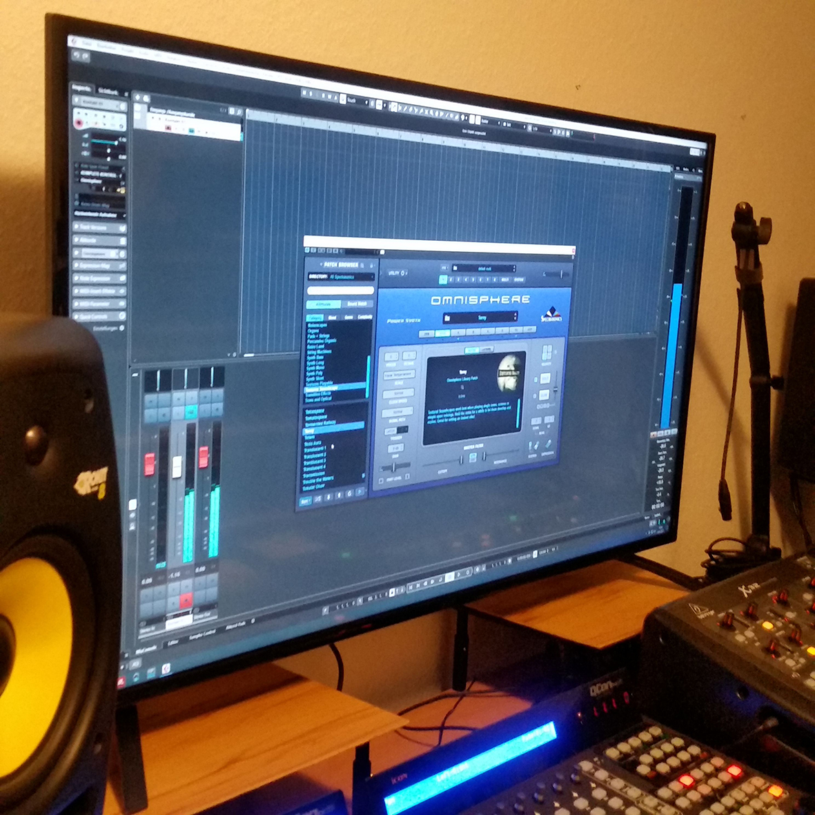 Studiomonitor with Omnisphere