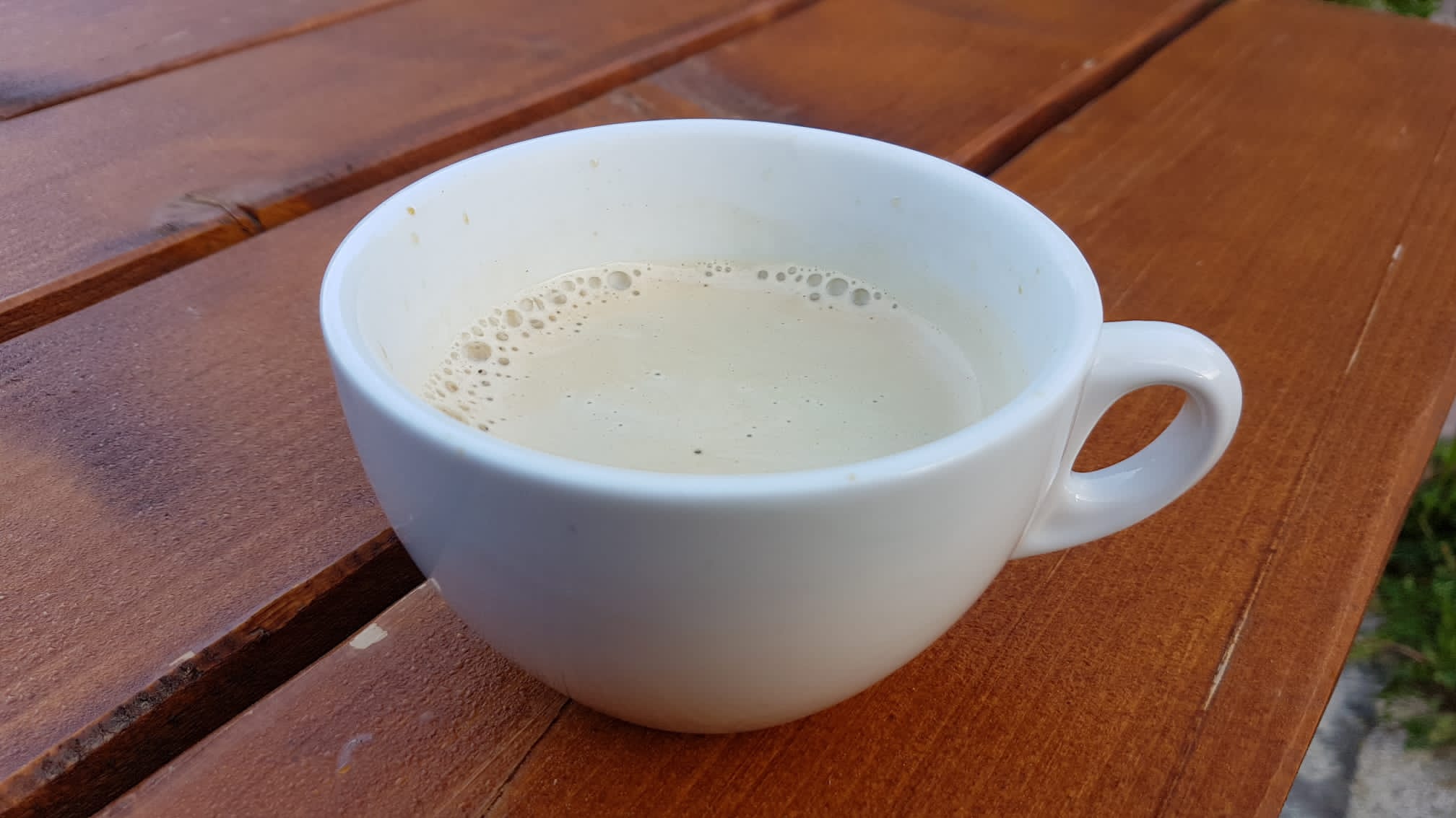 Mit der ersten Tasse Kaffee auf der Terrasse.