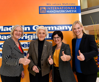 Foto: GHM, v.l.n.r. Heidi Kluth (Bundesvorsitzende der UnternehmerFrauen im Handwerk), Dr. Monique R. Siegel (Trendforscherin und Wirtschaftsethikerin), Margit Niedermaier (Pressewartin der UnternehmerFrauen im Handwerk), Bibiana Steinhaus (Schiedsrichter