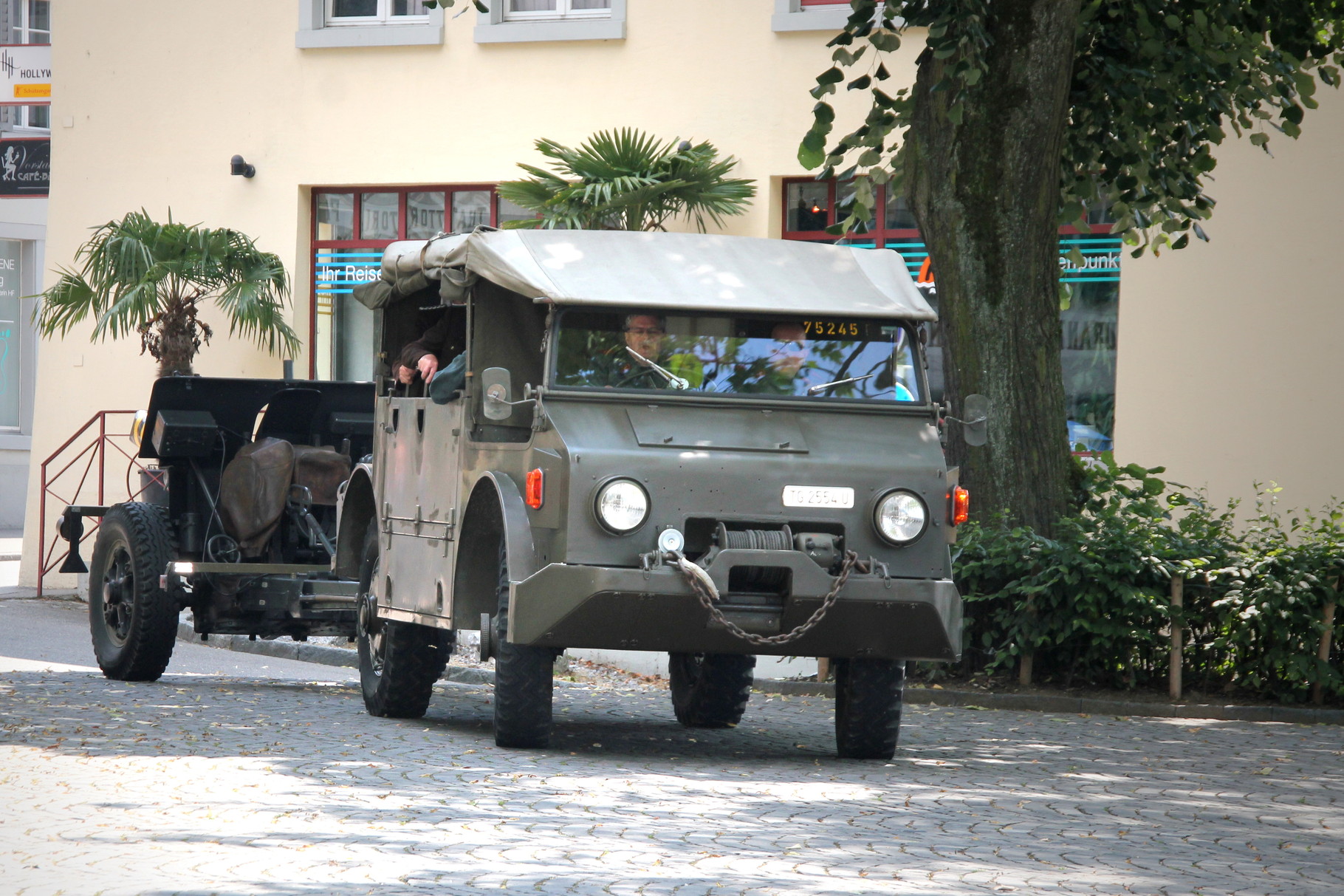 Anfahrt Geschützzüge mit Saurer 4MH