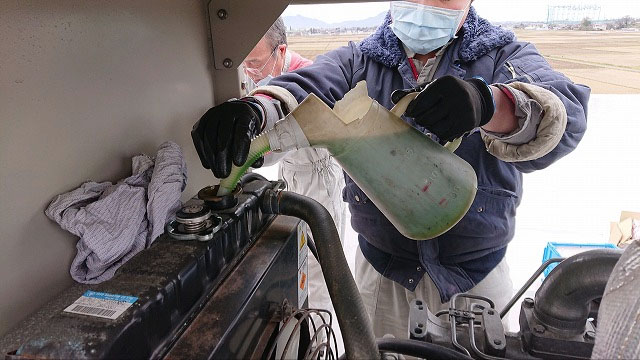 非常用発電機の保守・整備・メンテナンス作業【冷却水交換の様子2】
