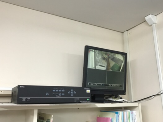 事務所内に設置された防犯用監視カメラのモニター&レコーダー【新潟市西区|老人ホーム