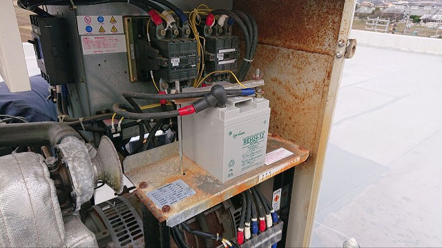 非常用発電機の保守・整備・メンテナンス作業【バッテリー交換の様子3】