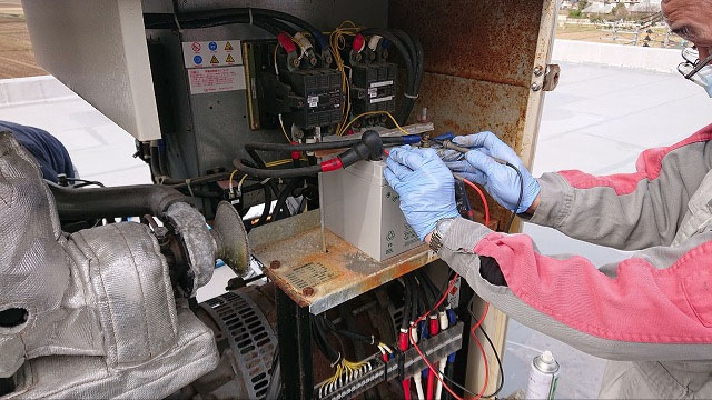 非常用発電機の保守・整備・メンテナンス作業【バッテリー交換の様子4】