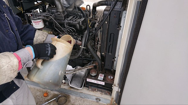 非常用発電機の保守・整備・メンテナンス作業【燃料フィルターとオイル交換の様子3】