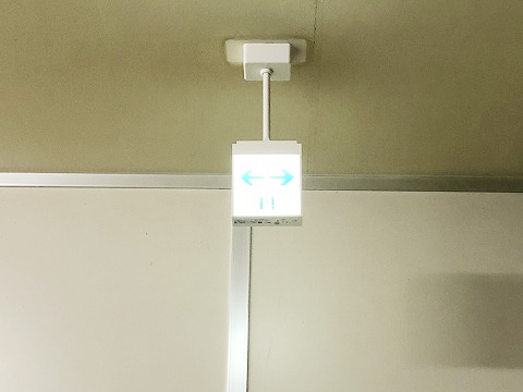 新品に交換された避難誘導灯:点灯時