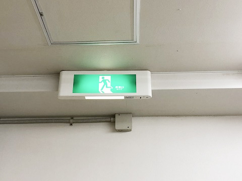 耐用年数を過ぎた避難誘導灯:撤去前