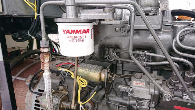 非常用発電機の保守・整備・メンテナンス作業【燃料フィルターとオイル交換の様子4】