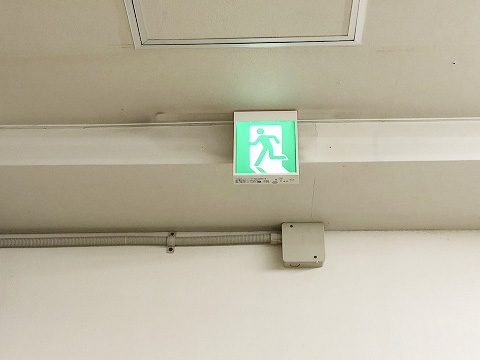 新品に交換された避難誘導灯:点灯時