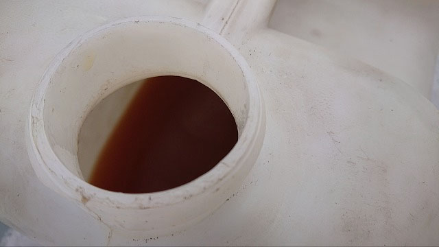 非常用発電機の保守・整備・メンテナンス作業【冷却水交換の様子1】