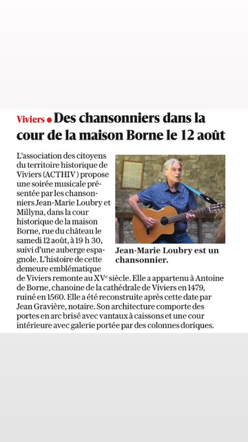 Des chansonniers dans la cour de la maison Borne le 12 août