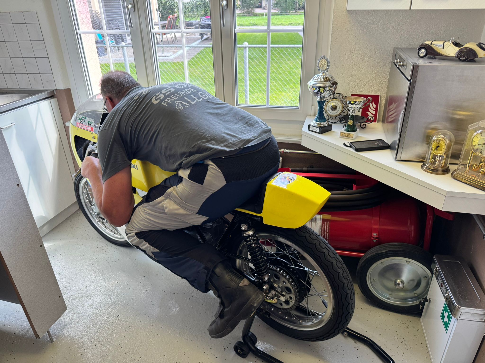 eigentlich ist das Motorrad zu klein ... oder Wolfgang zu groß