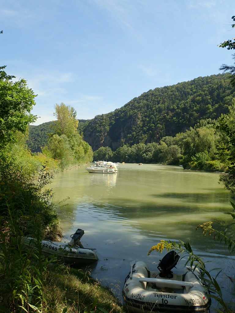 Da hinten links stehen meine Oldies irgendwo mit ihrem Boot... Gestern war da nur ein 'schwarzes Loch'! *g*