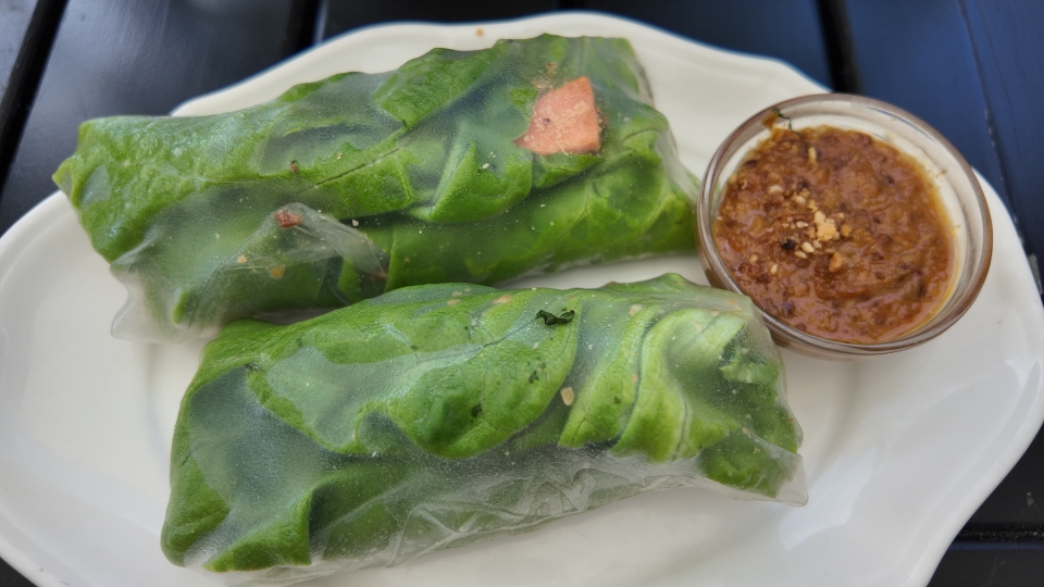 GADO GADO rolls: Reisteig-Rollen mit würziger Erdnuss-Sauce