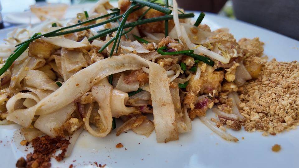 PHAT THAI EGR STYLE Bandnubeln mit Tofu, Soja Sprossen und Erdnüssen