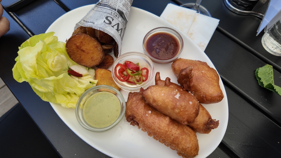 GEBACKENE WELSSTREIFEN IM BACKTEIG mit Fries mit Tamarind-Ketchup und Kräutermayo